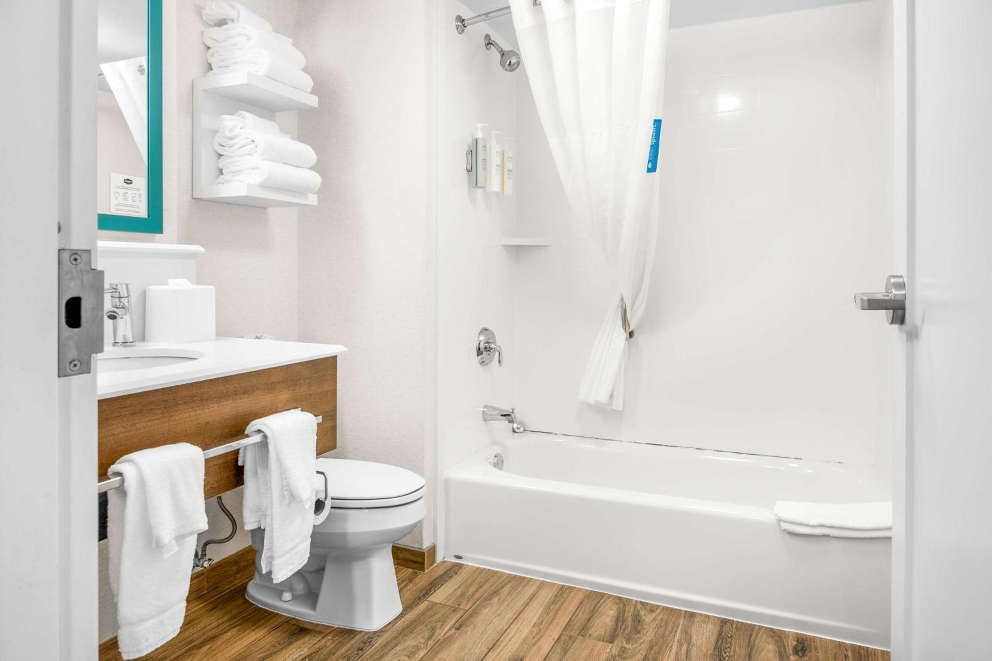 Hampton Grand Rapids/north 3* Walker